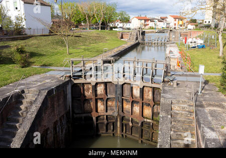 Garonne Kanal von Cacor zu Moissac über den Fluss Tarn in Frankreich, Tore die zur Steuerung des Navigationssystems Stockfoto