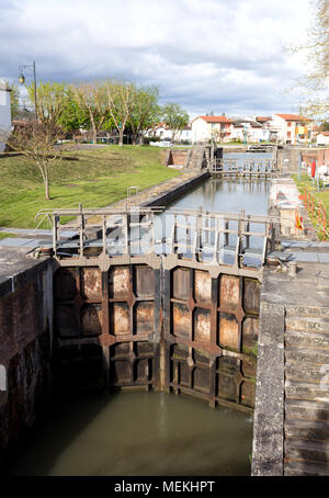 Garonne Kanal von Cacor zu Moissac über den Fluss Tarn in Frankreich, Tore die zur Steuerung des Navigationssystems Stockfoto