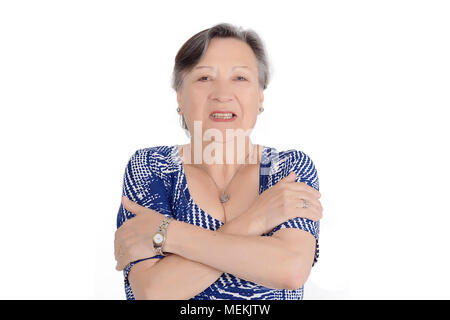 Porträt der alten Frau Gefühl kalt. Isoliert weißer Hintergrund Stockfoto