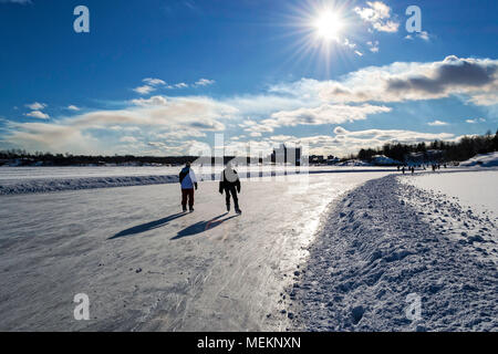 Skater geniessen Sie einen sonnigen Tag auf dem Skaten Pfad auf Ramsey Lake, Sudbury, Ontario Stockfoto