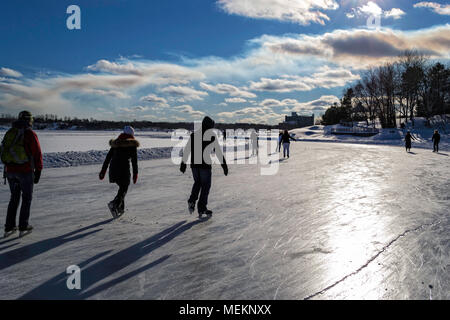 Skater geniessen Sie einen sonnigen Tag auf dem Skaten Pfad auf Ramsey Lake, Sudbury, Ontario Stockfoto