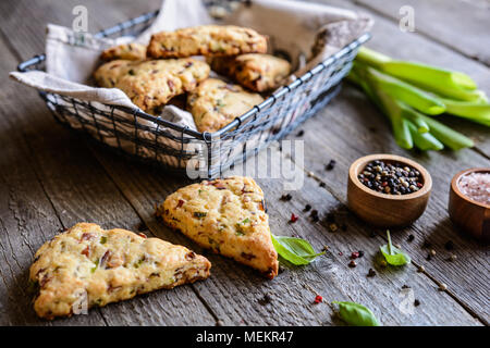 Scone Dreiecke mit Käse, Speck und Schalotten Stockfoto