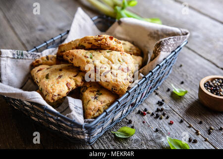 Scone Dreiecke mit Käse, Speck und Schalotten Stockfoto