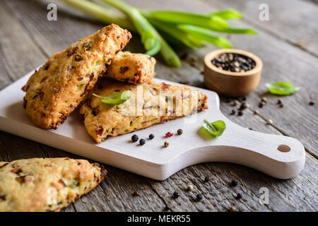 Scone Dreiecke mit Käse, Speck und Schalotten Stockfoto