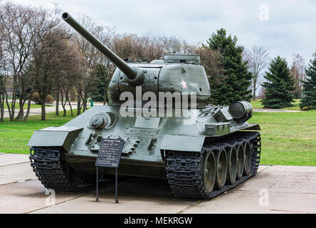 Belarus, Minsk - 19. April 2018: Die sowjetische militärische Ausrüstung an der Gedenkstätte Kurgan Slavy, mittlerer Panzer T-34. Stockfoto