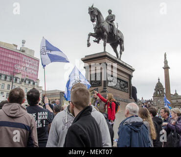GLASGOW, SCHOTTLAND, 4. APRIL 2015: Eine Menschenmenge mit Fahnen auf dem Anti-Trident am George Square, Glasgow. Stockfoto