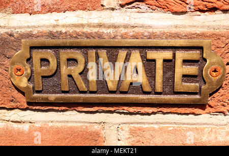 Metall private Schild an einer Wand Stockfoto