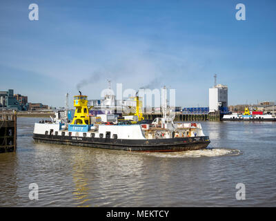 LONDON, Großbritannien - 05. APRIL 2018: Die Woolwich Ferry auf der Themse Stockfoto