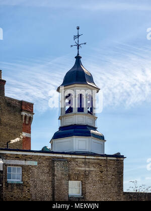 LONDON, Großbritannien - 05. APRIL 2018: Glockenturm am Royal Arsenal Gatehouse in Woolwich Stockfoto