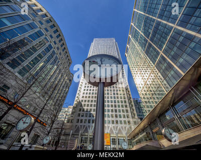 LONDON, Großbritannien - 05. APRIL 2018: Die sechs öffentlichen Uhren (von Konstantin Grcic) an der Canary Wharf in den Docklands Stockfoto