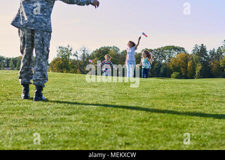 Happy usa Familie ihren Vater in military Camouflage. Stockfoto