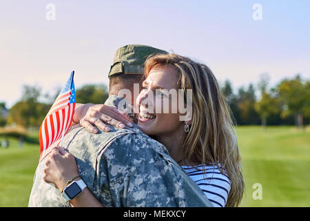 Amerikanischer Soldat wird umarmt mit Frau. Stockfoto