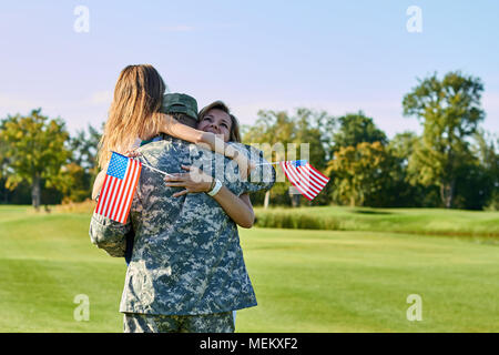 Amerikanischer Soldat mit seiner Familie im Park wieder vereint. Stockfoto