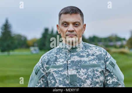 Portrait von Reifen kaukasischen Soldat. Stockfoto