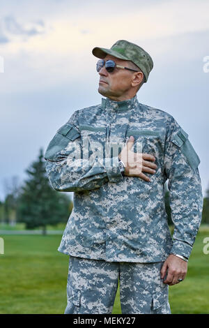 Patriotischer Soldat in Uniform im Freien. Stockfoto