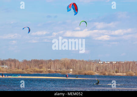 Kitesurfen in der überfluteten Wiesen während der hohen Wasser auf einem hellen, sonnigen Tag. Stockfoto