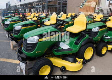 Eine Auswahl an John Deere Rasentraktoren für den Verkauf an eine Lowe Garten Center in Amsterdam, NY Stockfoto