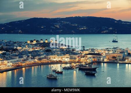 Mykonos Bay gesehen von oben bei Sonnenuntergang. Griechenland. Stockfoto