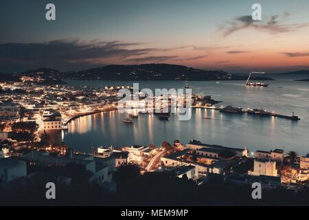 Mykonos Bay gesehen von oben bei Sonnenuntergang. Griechenland. Stockfoto