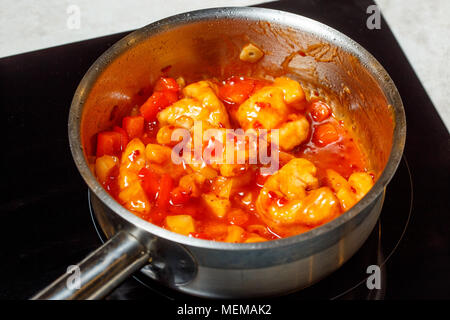 Kochen chinesisch Süß-sauer gebratene Hähnchen essen, in der Nähe Stockfoto