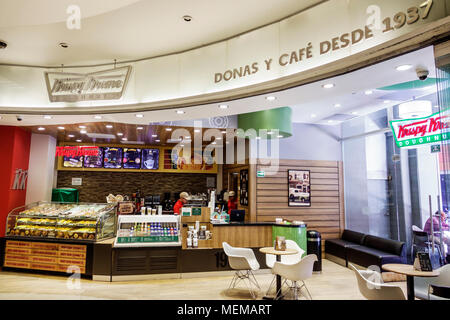 Mexiko-Stadt, mexikanisch, lateinamerikanisch, lateinamerikanisch, ethnisch, historisches Zentrum, Krispy Kreme, Donut-Laden, Café, innen, Schalter, Besucher reisen Stockfoto