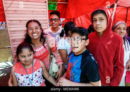 Mexiko-Stadt, Hispanic, historisches Zentrum, Avenida Juarez, Plaza de la Solidaridad, öffentlicher Platz, Familie Familien Eltern Eltern Kinder, Frau f Stockfoto