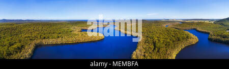 Myall Lakes National Park im Küstenbereich von New South Wales in Australien. Breite Antenne Panorama über Ströme von Wasser mit Blick von den Bergen zu den entfernten Pazifik Stockfoto