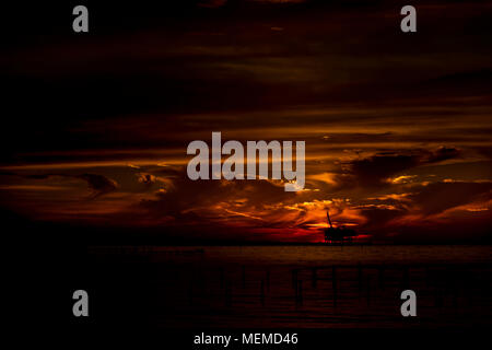 Sonnenuntergang hinter dem ExxonMobil Erdgas Plattform für Mobile Bay, Alabama. Stockfoto