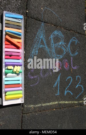 Schule, ABC und 123 Seufzer mit farbigen Kreiden auf einem Gehsteig geschrieben. Zeichnung wieder auf Asphalt in die Schule. Und Ferienhäuser Konzept. Bildung Konzept. Sch Stockfoto