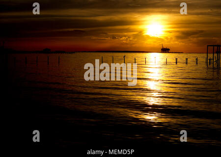 Sonnenuntergang hinter dem ExxonMobil Erdgas Plattform für Mobile Bay, Alabama. Stockfoto