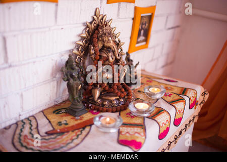 Der Altar von Ganesha mit Kerze Stockfoto