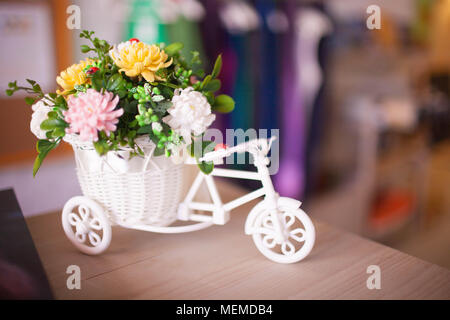 Korb mit schönen Blumenstrauß Frühling Blumen auf hölzernen Tisch Stockfoto