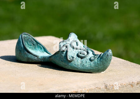 Schuhputzmaschine Skulptur auf dem Platz, Upton, Northampton, Großbritannien Stockfoto