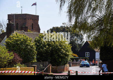 Subaru Impreza racing in der geschlossenen öffentlichen Straße Corbeau Sitze Rallye in Bradfield, Essex, UK. Die anglikanische Kirche ist dem heiligen Laurentius geweiht Stockfoto