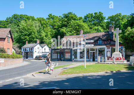 Kriegerdenkmal im Dorfzentrum, Ringwood Road, Burley, Hampshire, England, Vereinigtes Königreich Stockfoto