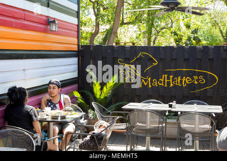 Ein paar Trinken im Mad Hatters Tea House & Cafe, San Antonio, Texas, Vereinigte Staaten von Amerika Stockfoto