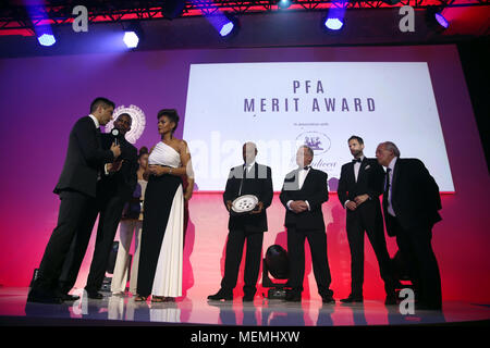 Familie Mitglieder sammeln die PFA Merit Award, nachdem sie posthum zu Cyrille Regis während der 2018 PFA Auszeichnungen im Grosvenor House Hotel, London vergeben wird. Stockfoto