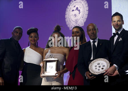 Familie Mitglieder sammeln die PFA Merit Award, nachdem sie posthum zu Cyrille Regis während der 2018 PFA Auszeichnungen im Grosvenor House Hotel, London vergeben wird. Stockfoto