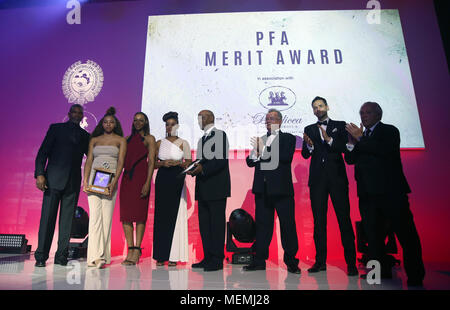 Familie Mitglieder sammeln die PFA Merit Award, nachdem sie posthum zu Cyrille Regis während der 2018 PFA Auszeichnungen im Grosvenor House Hotel, London vergeben wird. Stockfoto