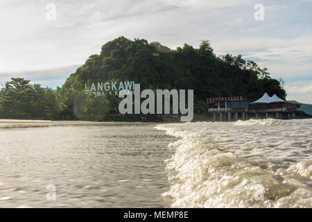 Die berühmten Pantai Cenang oder Cenang Beach in Insel Langkawi, mit Morgensonne und die Beschilderung von Langkawi Permata Kedah (Juwel von Kedah Zustand) Stockfoto