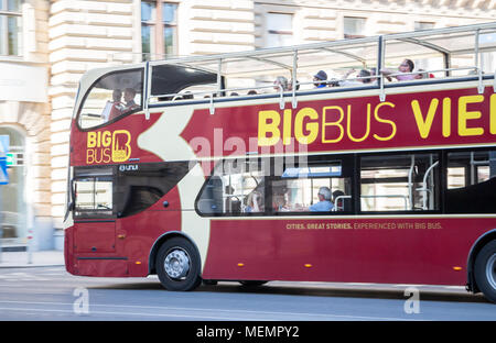 Big Bus ist ein österreichischer Tourist Bus Besichtigungen unternehmen, Touristen auf dem Bus in Bewegung, Wien Österreich April 21, 2018 Stockfoto