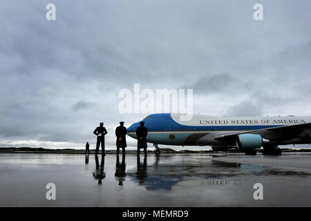 Die offizielle Begrüßung Partei steht durch gerade außerhalb des 89th Airlift Wing Passenger Terminal als Präsident der Vereinigten Staaten von Amerika Donald J. Trumpf bereitet auf der Air Force One von Joint Base Andrews, Md., April 16, 2018 zu fahren. Der Präsident reiste von JBA in West Palm Beach, Fla. Die 89 AW bietet weltweite Special Air Mission Luftbrücke, Logistik, Antenne Anschluss und Kommunikation für den Präsidenten, die Vizepräsidenten, die Mitglieder des Kabinetts, Kämpfer Kommandanten und andere hochrangige Militärs und der gewählten Führer durch das Weiße Haus beauftragt, Luftwaffe Stabschef und Air Mobility Command. (U.S. Air Force P Stockfoto