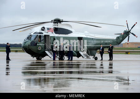 Präsident der Vereinigten Staaten von Amerika Donald J. Trumpf ist von Oberst Casey D. Eaton, 89th Airlift Wing Commander begrüßt, während die Marine Corps an Joint Base Andrews, Md., 16. April 2018 aussteigen. Der Präsident ging an Bord zu Air Force One auf dem Weg nach West Palm Beach, Fla (U.S. Air Force Foto/Staff Sgt. Kenny Holston) Stockfoto