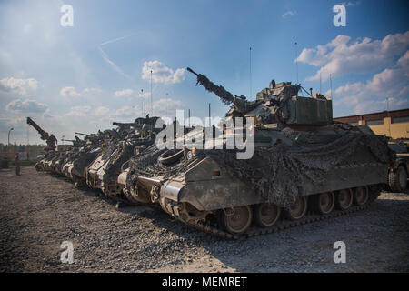 M3 Bradley kämpft die Fahrzeuge am Elektromotor-pool 5th Squadron ausgerichtet sind, 4th Cavalry Regiment, 2. gepanzerte Brigade Combat Team, 1.Infanterie Division, in der Vorbereitung für eine taktische Straße März am folgenden Tag an grafenwöhr Training Area, Deutschland, 21. April 2018. Das Joint Warfighting Bewertung (JWA) hilft die Armee aufkommende Konzepte zu bewerten, neue Technologien zu integrieren und Interoperabilität innerhalb der Armee zu fördern, mit anderen Diensten, US-Verbündeten und Partnern. JWA ist die einzige Übung Ort der Beurteilung 27 Konzepte und Fähigkeiten beim Ausrichten mit US-Armee Europa Bereitschaft und anderen Comp Stockfoto