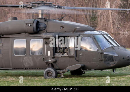 Ein UH-60 Black Hawk von der 42th Combat Aviation Brigade der New York Army National Guard, Transporte, Soldaten zu Beginn des 12-Mile Road März Teil der staatlichen Ebene NYARNG besten Krieger Wettbewerb auf Landing Zone Eule in West Point, New York, 21. April 2018. Die besten Krieger Wettbewerb statt, April 18-22, 2018, ist eine jährliche Veranstaltung, in der Junior Soldaten Soldaten und Unteroffiziere aus verschiedenen Einheiten in mehreren Veranstaltungen bestimmt sind, ihre militärischen Fähigkeiten und Wissen zu testen konkurrieren, sowie die körperliche Fitness und Ausdauer. (U.S. Army National Guard Foto: Staff Sgt. Michae Stockfoto