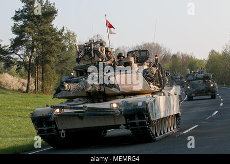 Eine M1 Abrams Tank 2. gepanzerte Brigade Combat Team zugeordnet, 1 Infanterie Division in Fort Riley, Kansas, führt eine taktische Straße März aus Grafenwöhr Training Area, Deutschland zu Hohenfels, Deutschland während der kombinierten Lösung von X am 22. April 2018. Übung kombinierte Lösung X ist ein US-Armee Europa Serie zweimal im Jahr im südöstlichen Deutschland statt. Das Ziel des Kombinierten lösen, indem sie Kräfte in Europa vorbereiten, zusammen zu arbeiten, der Stabilität und der Sicherheit in der Region zu fördern. (U.S. Armee Foto von SPC. Dustin D. Biven/22 Mobile Public Affairs Abteilung) Stockfoto