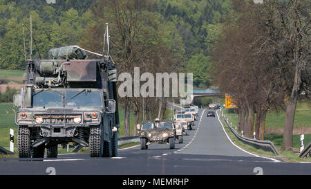 Fahrzeuge 2. gepanzerte Brigade Combat Team zugeordnet, 1 Infanterie Division in Fort Riley, Kansas, führen Sie eine taktische Straße März aus Grafenwöhr Training Area, Deutschland zu Hohenfels, Deutschland während der kombinierten Lösung von X am 22. April 2018. Übung kombinierte Lösung X ist ein US-Armee Europa Serie zweimal im Jahr im südöstlichen Deutschland statt. Das Ziel des Kombinierten lösen, indem sie Kräfte in Europa vorbereiten, zusammen zu arbeiten, der Stabilität und der Sicherheit in der Region zu fördern. (U.S. Armee Foto von SPC. Dustin D. Biven/22 Mobile Public Affairs Abteilung) Stockfoto