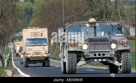 Fahrzeuge 2. gepanzerte Brigade Combat Team zugeordnet, 1 Infanterie Division in Fort Riley, Kansas, führen Sie eine taktische Straße März aus Grafenwöhr Training Area, Deutschland zu Hohenfels, Deutschland während der kombinierten Lösung von X am 22. April 2018. Übung kombinierte Lösung X ist ein US-Armee Europa Serie zweimal im Jahr im südöstlichen Deutschland statt. Das Ziel des Kombinierten lösen, indem sie Kräfte in Europa vorbereiten, zusammen zu arbeiten, der Stabilität und der Sicherheit in der Region zu fördern. (U.S. Armee Foto von SPC. Dustin D. Biven/22 Mobile Public Affairs Abteilung) Stockfoto