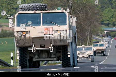 Fahrzeuge 2. gepanzerte Brigade Combat Team zugeordnet, 1 Infanterie Division in Fort Riley, Kansas, führen Sie eine taktische Straße März aus Grafenwöhr Training Area, Deutschland zu Hohenfels, Deutschland während der kombinierten Lösung von X am 22. April 2018. Übung kombinierte Lösung X ist ein US-Armee Europa Serie zweimal im Jahr im südöstlichen Deutschland statt. Das Ziel des Kombinierten lösen, indem sie Kräfte in Europa vorbereiten, zusammen zu arbeiten, der Stabilität und der Sicherheit in der Region zu fördern. (U.S. Armee Foto von SPC. Dustin D. Biven/22 Mobile Public Affairs Abteilung) Stockfoto