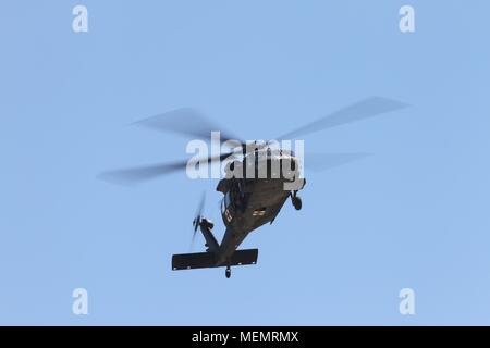 Ein HH-60 M MEDEVAC von Soldaten geflogen mit dem 2-501 st Allgemeine Unterstützung Aviation Battalion (Gsab), 1st Armored Division, in Ft. Bliss, Texas, schweben über der Landezone während Wächter Antwort 18 an muscatatuck Urban Training Center, Ind., 20. April 2018. Mehr als 4.500 Soldaten aus dem ganzen Land beteiligen sich an Wächter Antwort 18, a multi-component Training übung die Fähigkeit der US-Armee Einheiten', die Unterstützung der zivilen Behörden (DSCA) im Falle eines chemischen, biologischen, radiologischen und nuklearen (CBRN) Katastrophe unterstützen zu validieren. (U.S. Armee finden Foto von Stockfoto